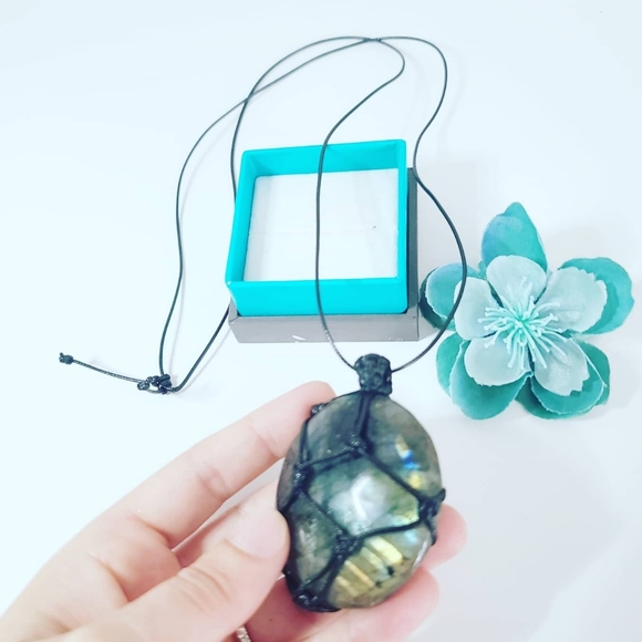 Gorgeous Labradorite Pendant on a vegan leather co - Picture 3 of 3